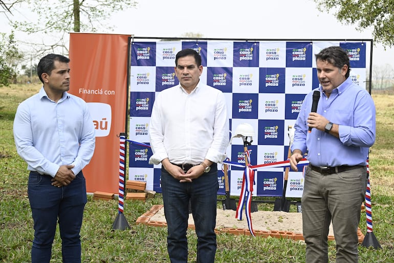 Roque Godoy, intendente de Presiden Franco, Juan Carlos Baruja, titular del Ministerio de Urbanismo, Vivienda y Hábitat (MUVH), y Jorge Camperchioli, directivo de Mi Casa con Plaza.