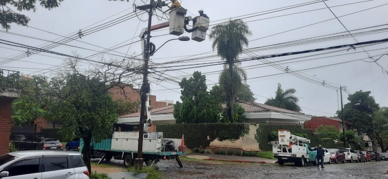 Trabajos de la ANDE para restablecer el servicio eléctrico tras las intensas lluvias.