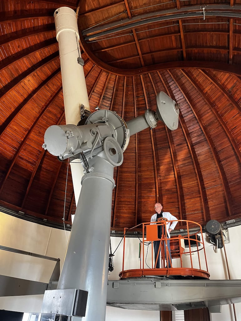 El ingeniero Claudio Costa en el observatorio astronómico que los papas poseen desde hace casi un siglo en su residencia estival de Castel Gandolfo, a las afueras de Roma. Dos cúpulas de madera coronan el palacio veraniego de los papas en Castel Gandolfo, un pueblecito romano sobre un volcán extinto. 