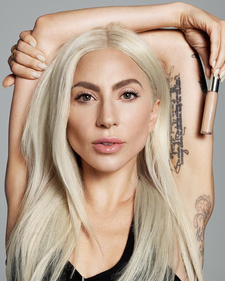 Stefani Joanne Angelina Germanotta, más conocida por su nombre artístico Lady Gaga, es una cantante, compositora, productora, bailarina, actriz, activista y diseñadora de moda estadounidense.