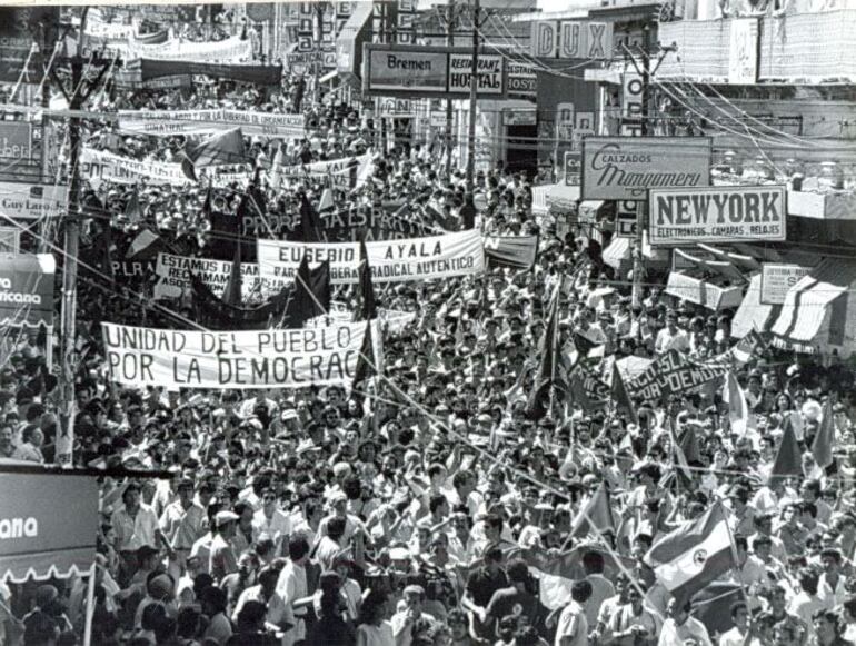 Multitud celebrando la caída de la dictadura sobre la calle Palma de Asunción.