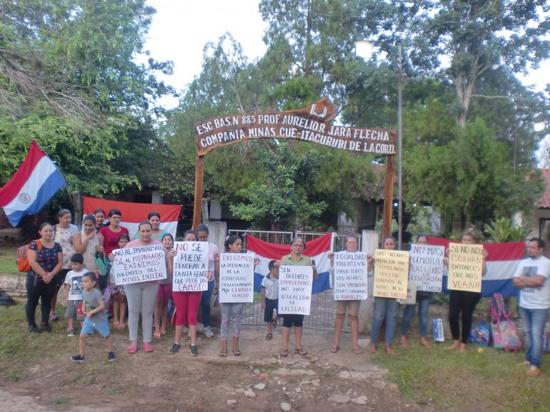 Padres de alumnos se manifestaron para exigir rubros del nivel inicial.