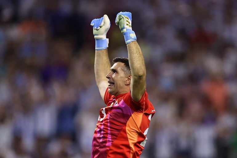 Emiliano Martínez, jugador de Argentina, celebra el penal errado de Enner Valencia, futbolista de Ecuador, en el partido de los cuartos de final de la Copa América 2024 en el NRG Stadium, en Houston, Texas.