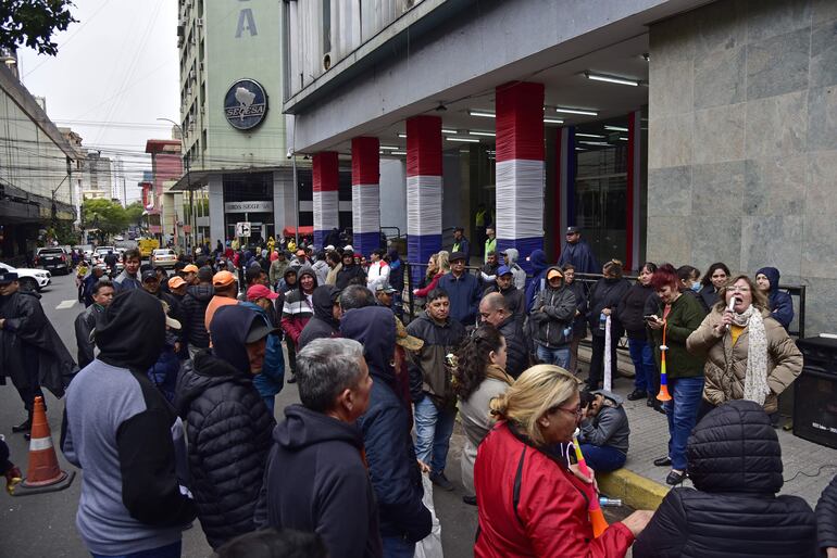 Manifestación de funcionarios del Ministerio de Obras Pública y Comunicaciones (MOPC) en reclamo de aumento salarial.