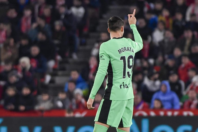 El delantero del Atlético Álvaro Morata celebra tras marcar ante el Granada, durante el partido de LaLiga EA Sports que Granada CF y Atlético de Madrid disputan este lunes en el estadio Nuevo Los Cármenes.