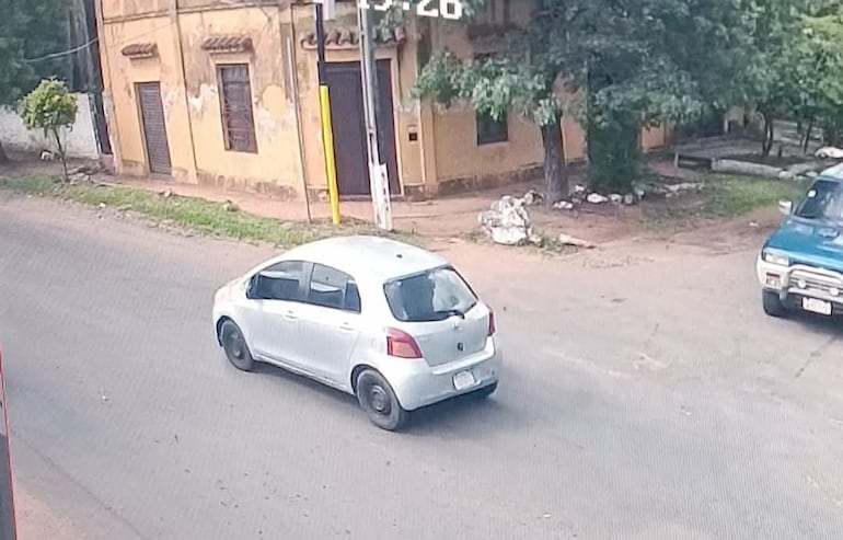 En este automóvil habría huido la mujer que se robó la recién nacida del Hospital de Paraguarí.