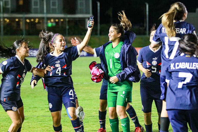 Las jugadoras de la selección paraguaya femenina Sub 17 celebran el triunfo y clasificación al Cuadrangular Final del Sudamericano Sub 17 en el CARFEM de Ypané, Paraguay.