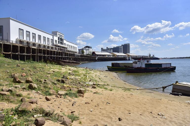 Pocas veces en la historia se puede tomar este tipo de foto del Puerto de Asunción, desde Playa Montevideo, la bajante ya es nuevo crítica