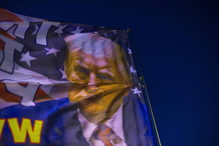 Una bandera con el rostro de Donald Trump, que asumirá un segundo mandato en enero próximo.