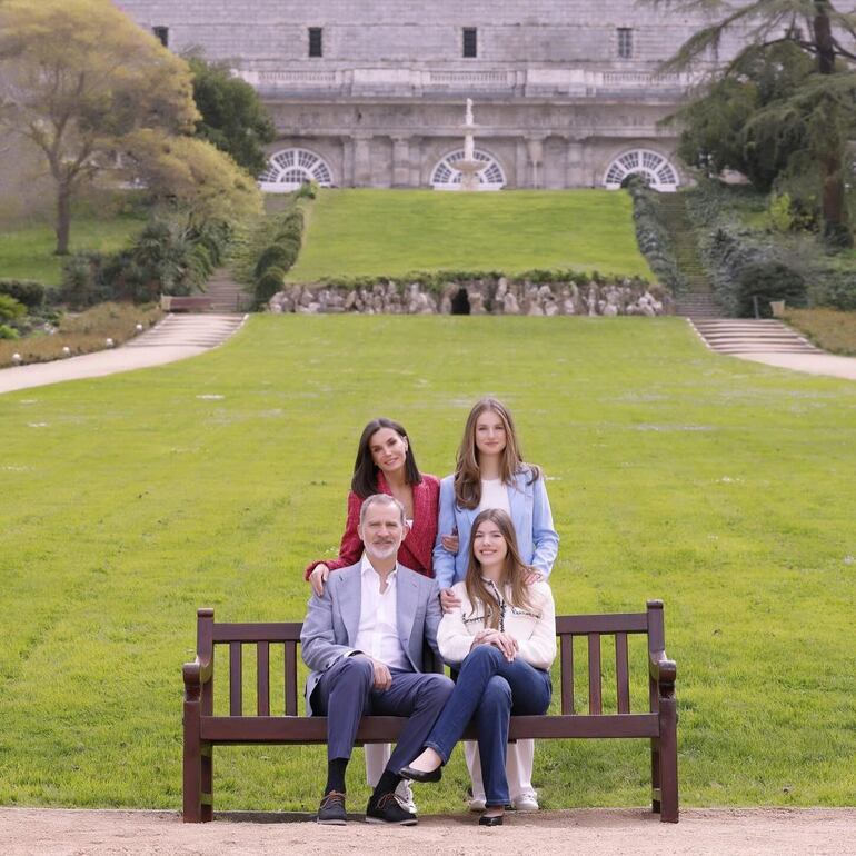 Familia real. Felipe VI y Letizia junto a sus hijas Leonor y Sofía, en los jardines del palacio. (Instagram/Casa Real de España)