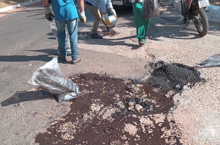 Trabajos de "bacheo" en la Ruta PY 01.