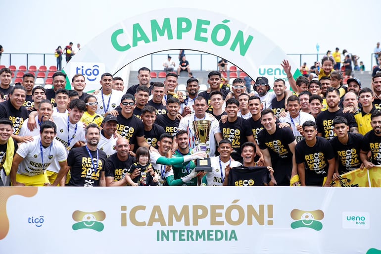 Los integrantes del Deportivo Recoleta, en plena celebración del título de la Intermedia.