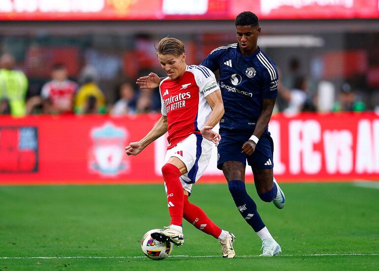 INGLEWOOD, CALIFORNIA - JULY 27: Martin Ødegaard #8 of Arsenal controls the ball against Marcus Rashford #10 of Manchester United in the first half during a pre-season friendly match at SoFi Stadium on July 27, 2024 in Inglewood, California.   Ronald Martinez/Getty Images/AFP (Photo by RONALD MARTINEZ / GETTY IMAGES NORTH AMERICA / Getty Images via AFP)