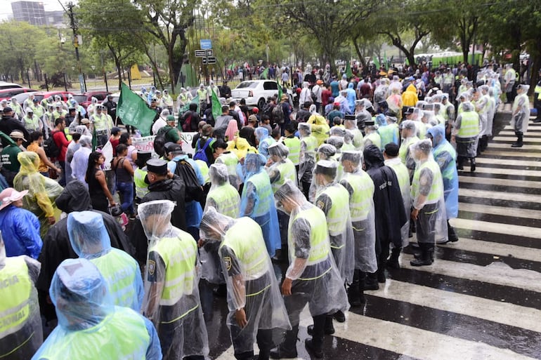 Una importante dotación policial se desplegó en el marco de la marcha campesina.