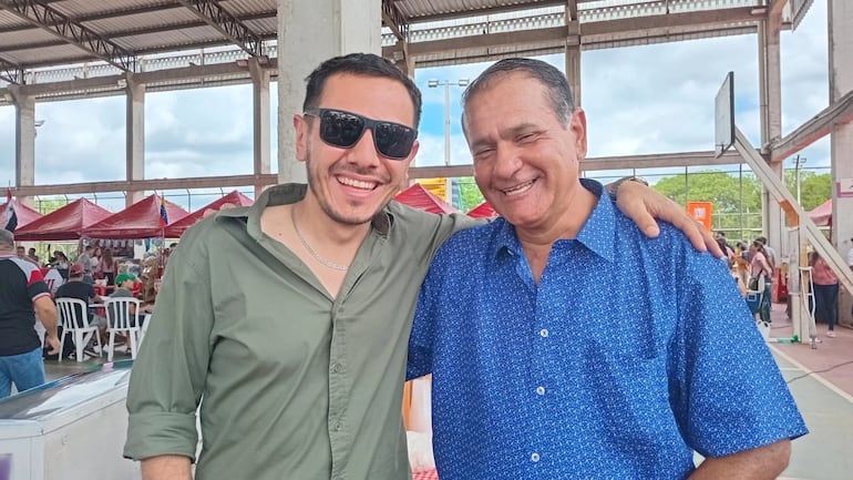 El intendente de Paraguarí, Marcelo Simbrón, con uno de los organizadores del festival gastronómico, Alberto Franco.