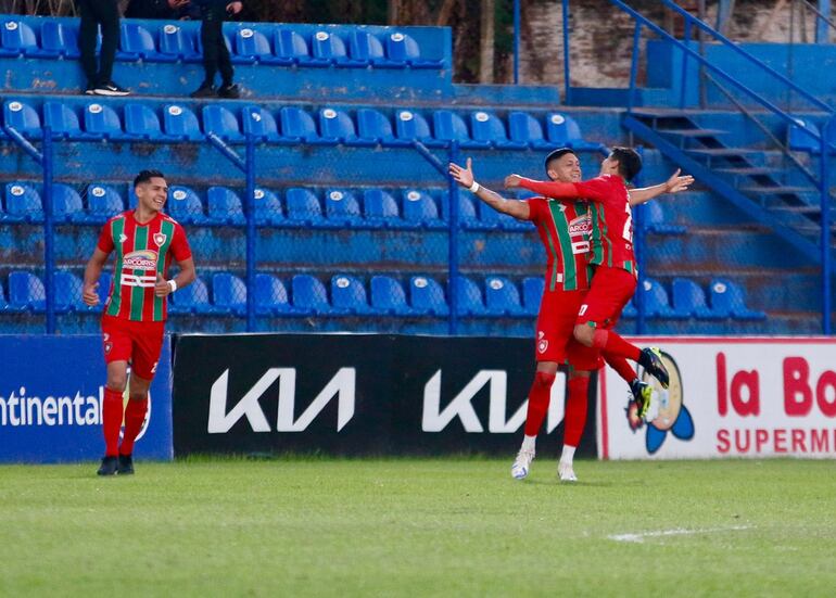 Los jugadores de Atlético Tembetary celebran un gol en el partido frente a San Lorenzo por la fecha 20 de la División Intermedia 2024.