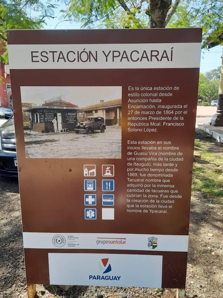 Placa explica la historia de la llegada del ferrocarril a Ypacaraí.