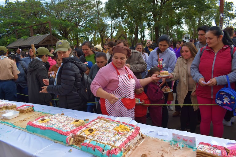 La repostera Gerónima Ortíz durante la distribución de la torta. 