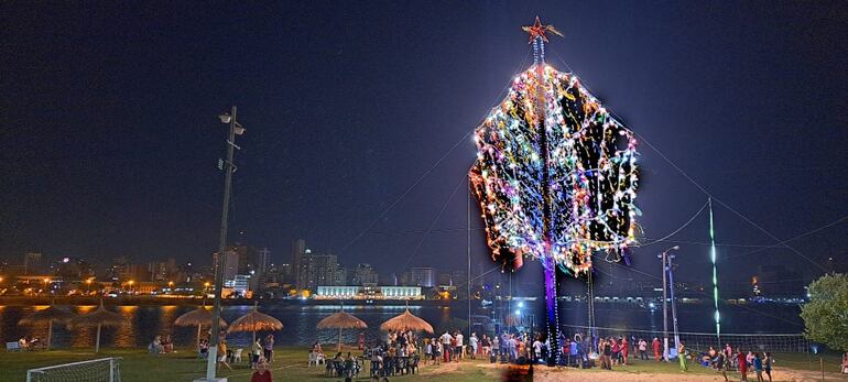 Se llevó a cabo el encendido de luces del “Árbol del Río”, en el Club Mbiguá, creado con desechos reciclados de la Bahía de Asunción.