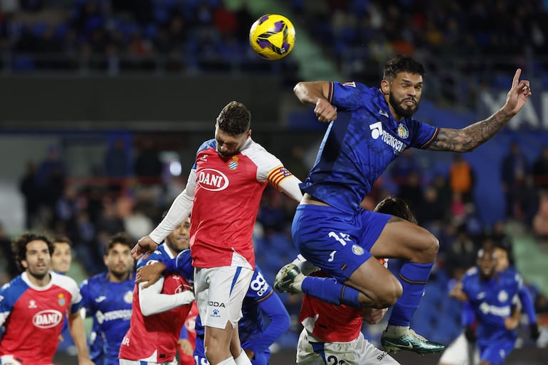 GETAFE (MADRID), 09/12/2024.- El defensa del Getafe Omar Alderete (d) salta a por un balón con Sergi Gómez, del Espanyol, durante el partido de LaLiga EA Sports que Getafe CF y RCD Espanyol disputan hoy lunes en el Coliseum de Getafe. EFE/Juanjo Martín
