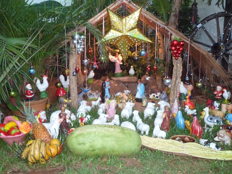 Los pesebres, con frecuencia se complementan con divertidos elementos que poco tienen que ver con la historia del Nacimiento de Jesús. En la foto, por ejemplo, se ven a varios juguetes de Papá Noel, muchos animales exóticos y coloridos adornos navideños.