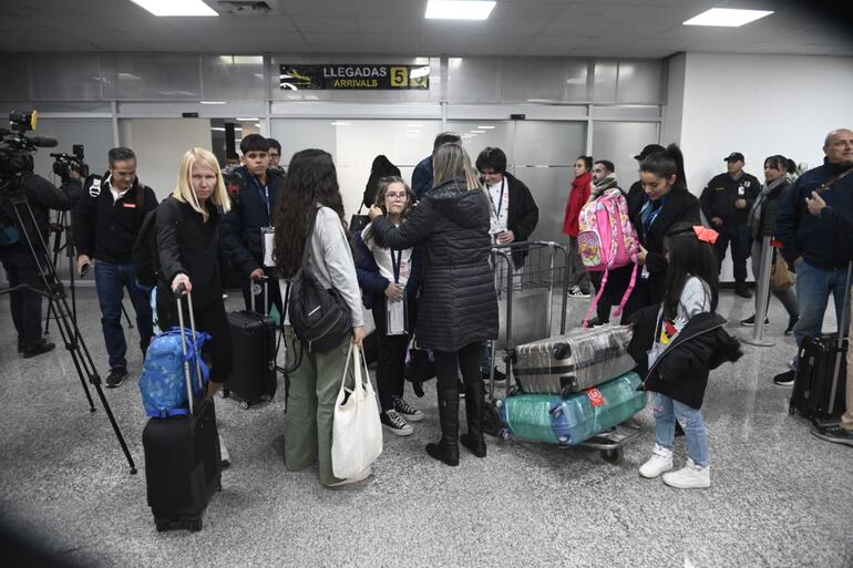 Pasajeros del vuelo que tuvo que realizar un aterrizaje de emergencia en el Silvio Pettirossi luego de que un pájaro choque contra una de las turbinas.