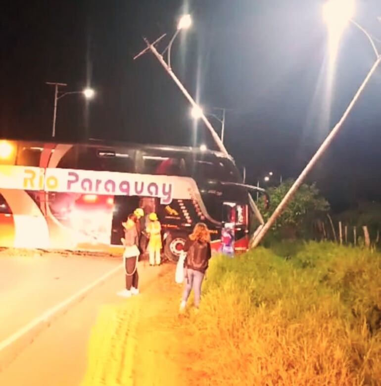 Los pasajeros y los accidentados realizaron transbordo en otro ómnibus que los trasladó hasta Encarnación.