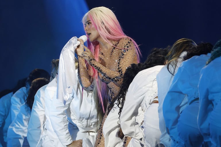 La cantante y compositora colombiana Karol G durante su actuación en el estadio Santiago Bernabéu, en Madrid. Archivo. EFE / J.P.Gandul. Karol G hace un "duet" con el tenor italiano Andrea Bocelli en una nueva versión de "Vivo por ella".