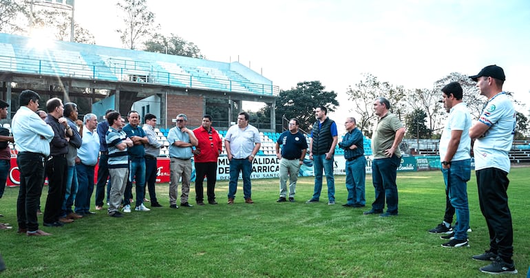 Autoridades de Guaireña y los mienbros de Competiciones, Infraestuctura y Cumplimiento de APF.