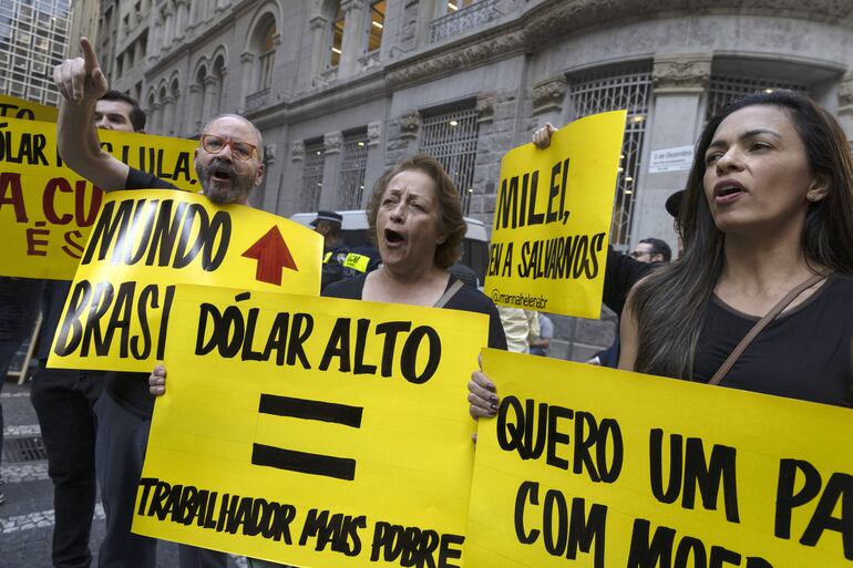 Manifestantes realizan un entierro simbólico del real, moneda brasileña, en protesta contra las acciones del gobierno en el centro de São Paulo (Brasil).