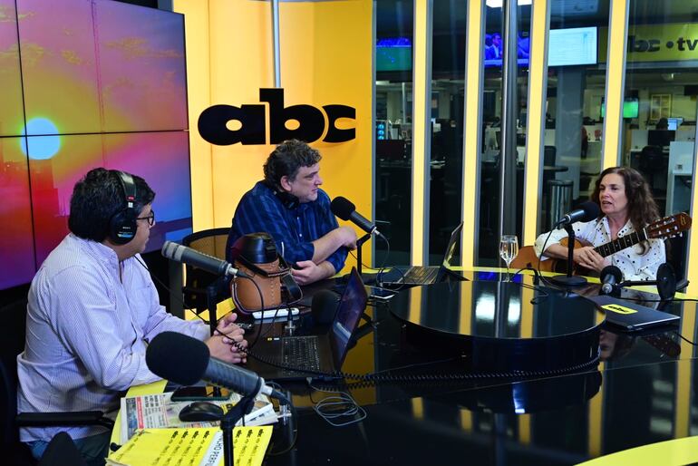 La conocida cantante argentina Sandra Mihanovich en el estudio de ABC 730 AM