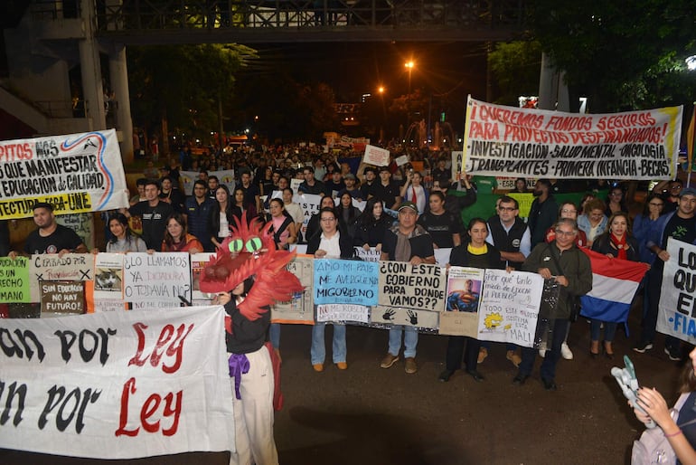 Estudiantes universitarios en movilización por la eliminación del Fonacide.