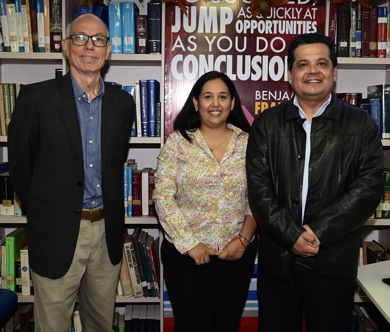 Roberto Stewart, Perla Silguero y Mariano Bareiro.