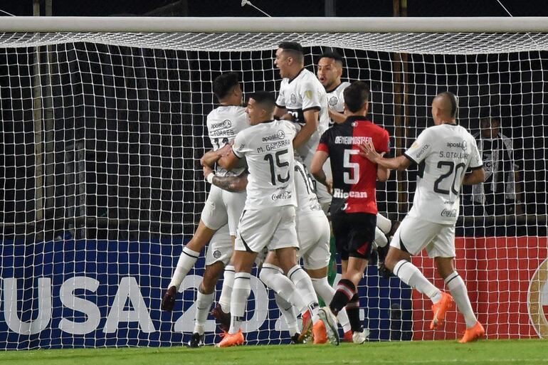 El mediocampista uruguayo de Olimpia, Alejandro Silva (cubierto), celebra con sus compañeros después de anotar durante el partido de vuelta de la fase de grupos de la Copa Libertadores entre Olimpia de Paraguay y Melgar de Perú en el estadio Manuel Ferreira de Asunción, el 27 de junio de 2023.