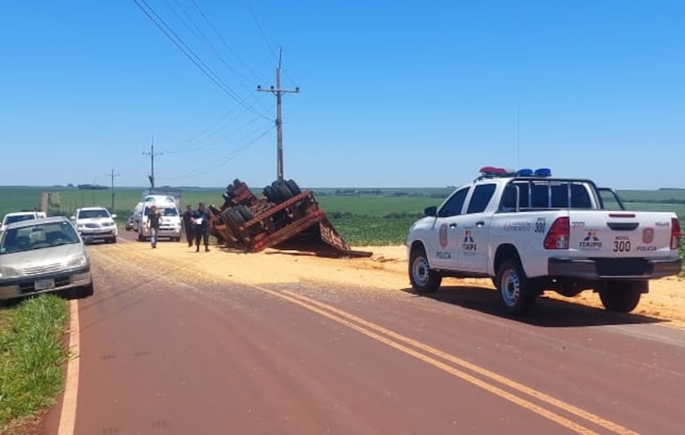 El tractocamión volcó en una curva cuando se dirigía a Mbaracayú.