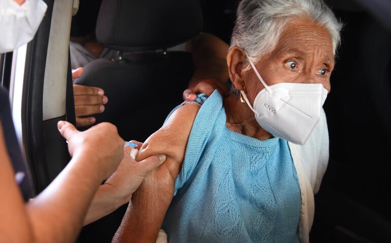 En lo que va del año fallecieron 80 personas por covid, en su mayoría de la tercera edad y no vacunados (Photo by NORBERTO DUARTE / AFP)