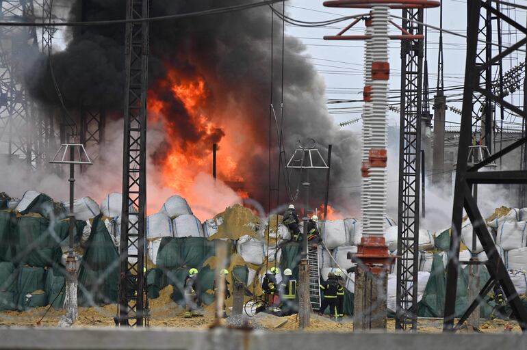 Bomberos trabajan para controlar un incendio en una estación eléctirca en Kharkiv luego de que un ataque con misil presumiblemente ruso cayera sobre el área.