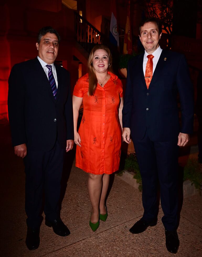 Julio Verón, Celina Lezcano y Edgar Insfrán.