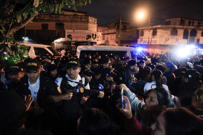 Miembros de la secta judía Lev Tahor se enfrentan con agentes de la Policía Nacional Civil de Guatemala, en Ciudad de Guatemala (Guatemala).