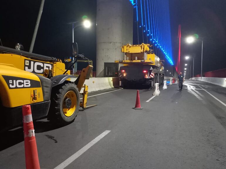 Concluyeron las labores de mantenimiento del sistema de iluminación ornamental del Puente Héroes del Chaco.