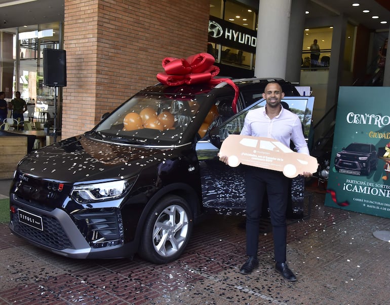 El otro feliz ganador de Multiplaza es Lucciano Viveros, quien también recibió las llaves de su camioneta okm.