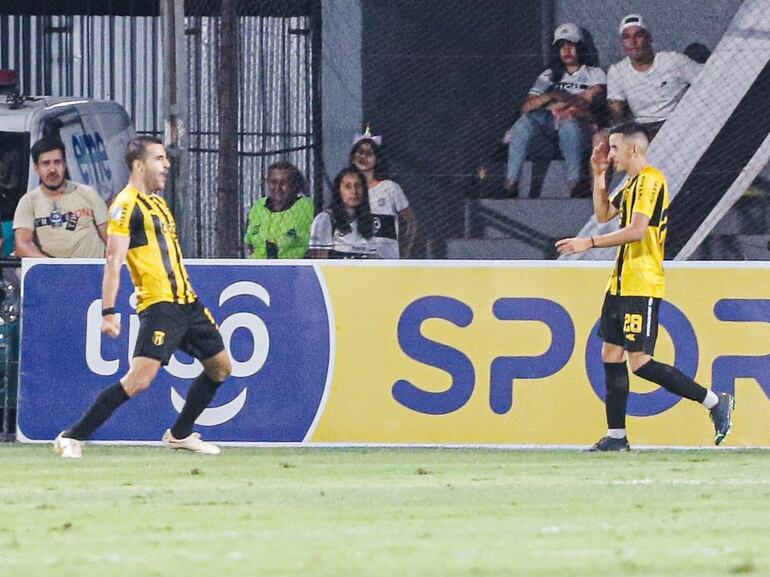 Raúl Cáceres (d), defensor de Guaraní, festeja el tanto junto a Romeo Benítez para la victoria sobre Olimpia en el estadio Manuel Ferreira por la décima jornada del torneo Apertura 2023 del fútbol paraguayo.