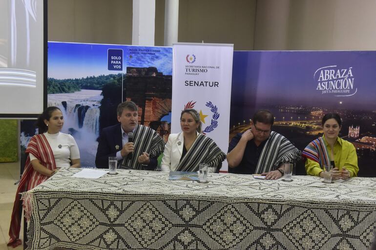 Andrea Vázquez, presidenta del IPA; Denis Lichi, gobernador de Cordillera; Angie Duarte, ministra de Senatur; Blas Gini, intendente de Piribebuy; y Adriana Ortiz, ministra de Cultura.