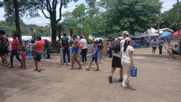 Los feligreses llegan de todas partes sin importar el calor de este domingo 1 de diciembre.