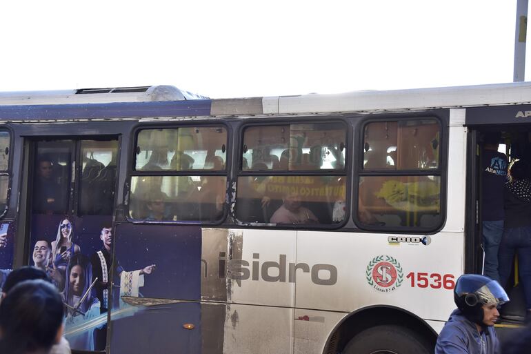 Pasajeros viajan hacinados en los buses, luego de soportar largas esperas por las unidades. 