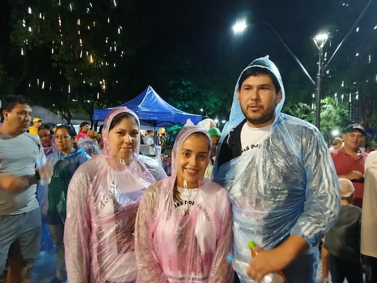 Arnaldo Florentín, Ángeles Berdoi y Sonia Florentín en las inmediaciones de la Basílica de Caacupé.