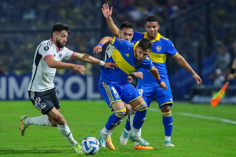 Oscar Romero (d) de Boca disputa un balón con Jeyson Rojas (i) de Colo Colo, en un partido de la fase de grupos de la Copa Libertadores entre Boca Juniors y Colo Colo en el estadio La Bombonera en Buenos Aires (Argentina).