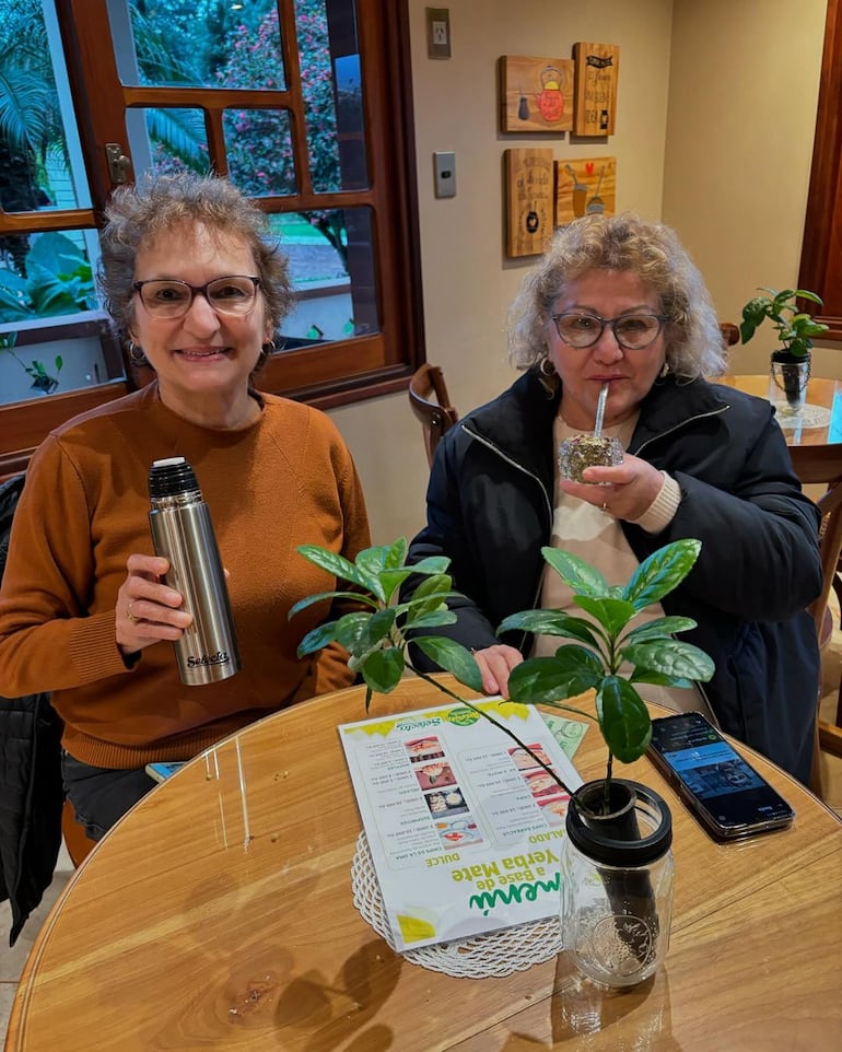 Imágenes de visitantes durante los recorridos de la Ruta de la Yerba Mate.