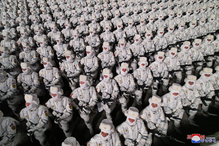 Soldados norcoreanos durante un desfile militar en Piongyang en febrero de 2023.