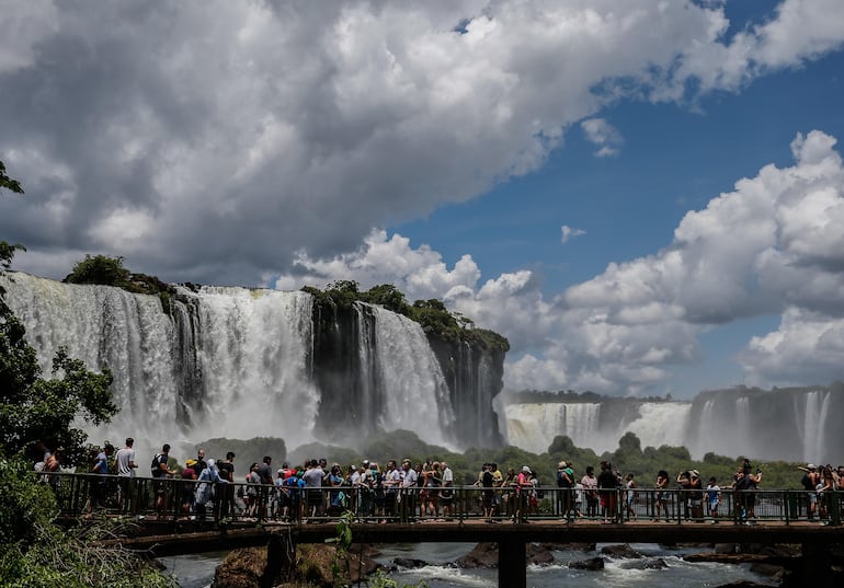 Fotografía de febrero de 2020 que muestra a decenas de personas en las Cataratas del Iguazú, en la provincia Misiones (Argentina).